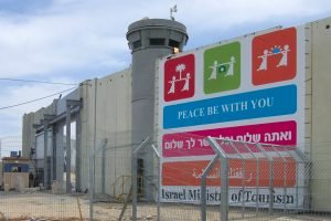 Het Checkpoint bij Bethlehem.
Het vriendelijke ‘Peace be with you’ is inmiddels verdwenen. checkpoint