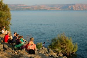 De oever van het Meer van Galilea, bij Kapernaüm. Aan de overkant de Golan. oever bij Kapernaüm