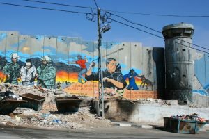 Graffiti met hoe het al te vaak gaat bij de Muur. graffiti