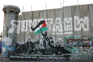 Graffiti: Revolutie! Let ook op ‘For Christ No Walls’ - rechtsonder. graffiti