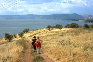 Pad vanaf de Berg der Zaligsprekingen naar Tabgha, in april