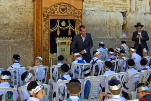 Bij de Kotel krijgt een klas les. Ze zingen gebeden.