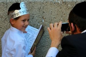 De leerlingen hebben een kroon waarop staat dat de hemel opengaat voor het gebed.