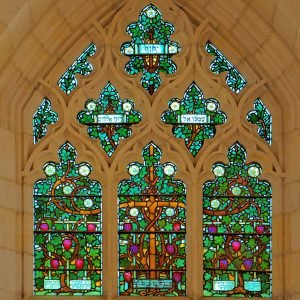 Glas-in-lood-raam in het front van de kerk Christ Church