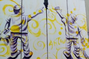 Een ‘scheur’ in de Muur, met reacties van Joods (links) en Palestijns kind. graffiti