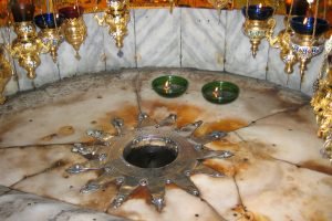 In een van de grotten: dé plek... De plek waar Jezus geboren zou zijn