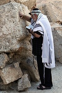 Gebed met gebedsboek, -mantel en -riemen